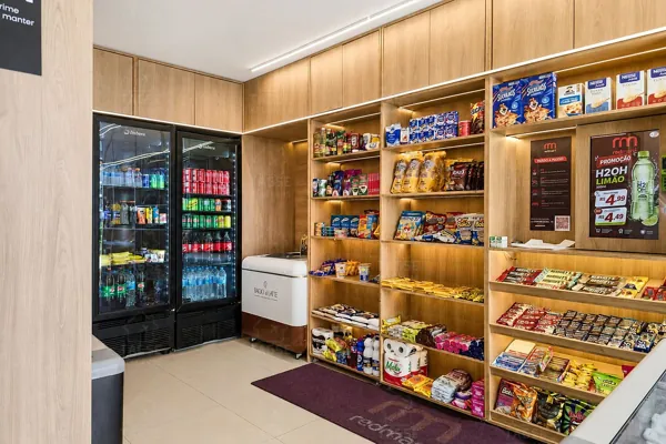 Loja de conveniência do condomínio com bebidas e produtos nas prateleiras