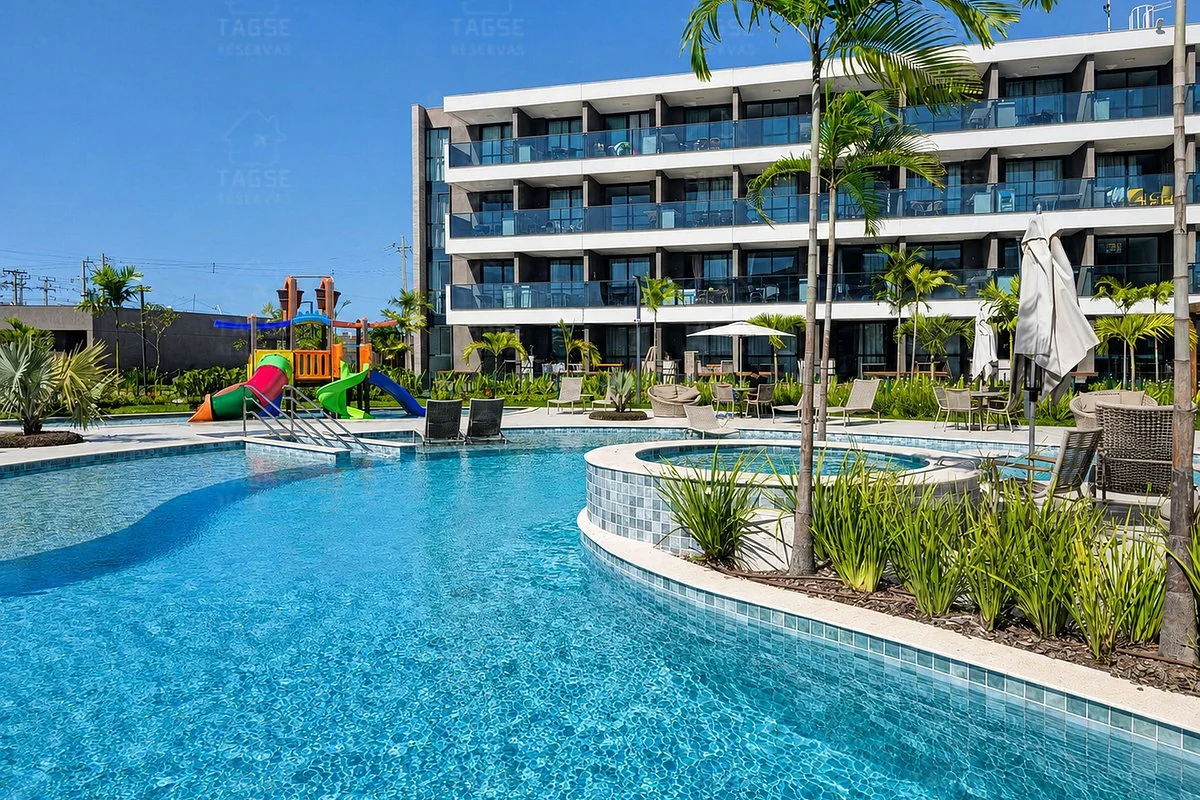 Piscinas do condomínio com brinquedos infantis ao fundo