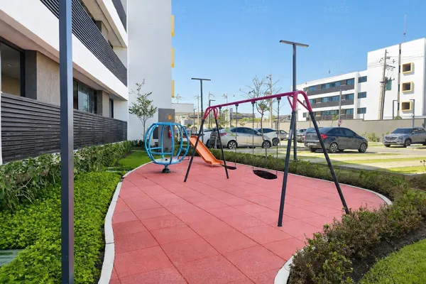 Playground com escorregador e balanços