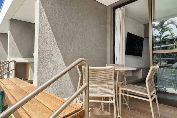 Varanda mobiliada do estúdio com vista para a piscina
